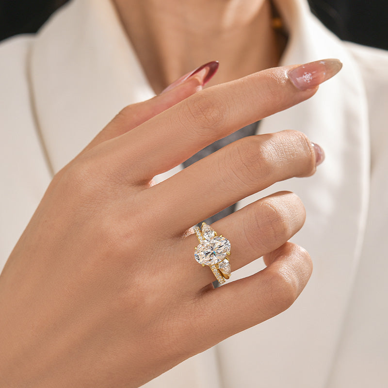 Aurevyn Moissanite 3.0Ct/4.0Ct Solitaire Oval Cut Engagement Ring With Pear Cut Wedding Band Wedding Ring Set
