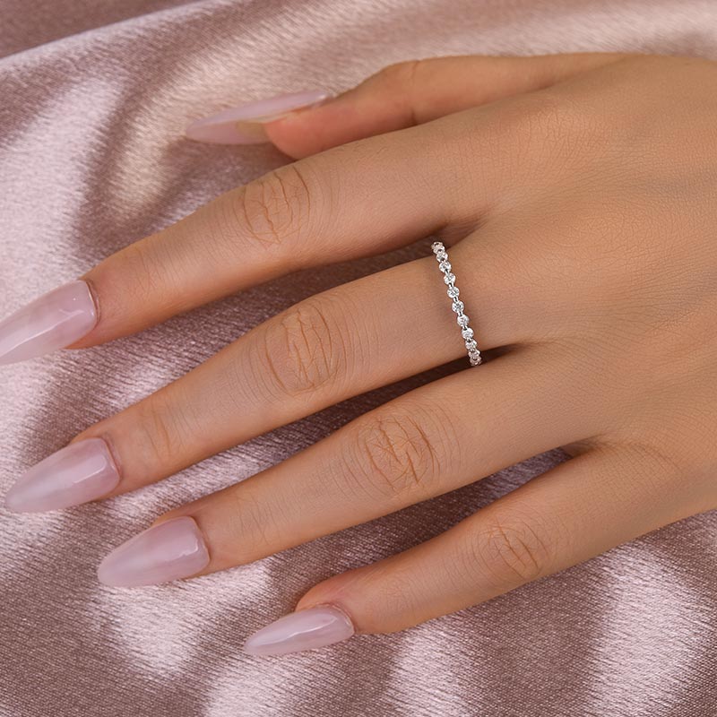 Aurevyn 1.0 Ct～ 1.5 Ct Round Cut White Gold Anniversary Ring