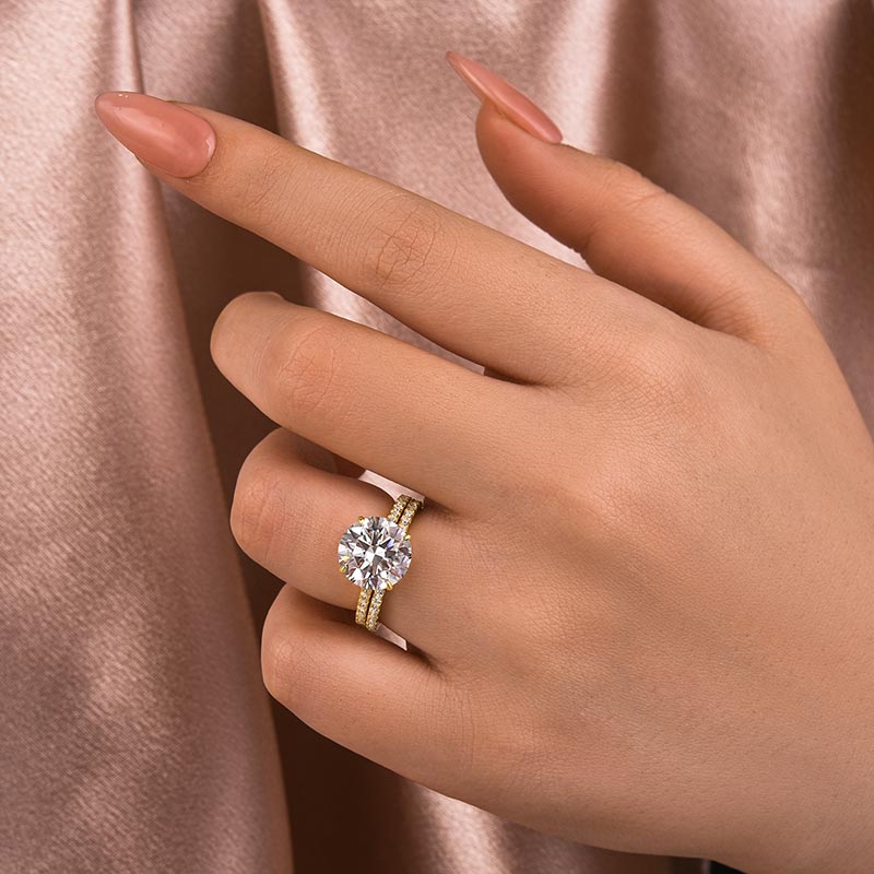 Aurevyn 4.0 Ct Round Cut Yellow Gold Wedding Ring Set