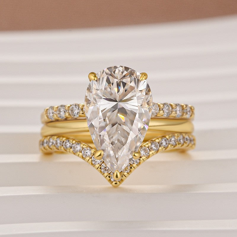 Aurevyn Moissanite 4.0Ct Solitaire Pear Cut Yellow Gold  Wedding Ring with V Contour Wedding Band