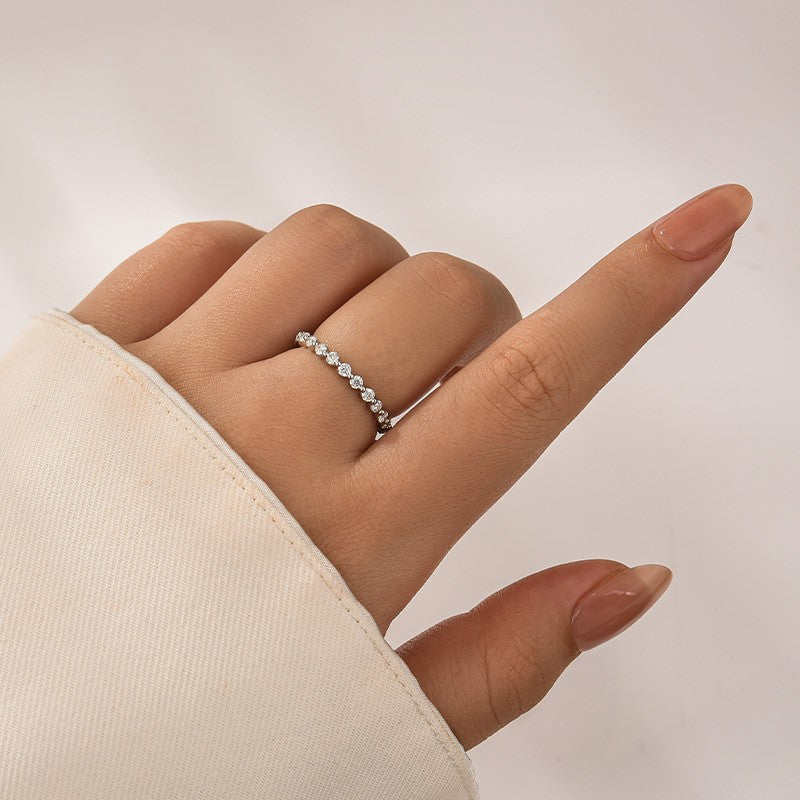 Aurevyn 1.0 Ct～ 1.5 Ct Round Cut White Gold Anniversary Ring