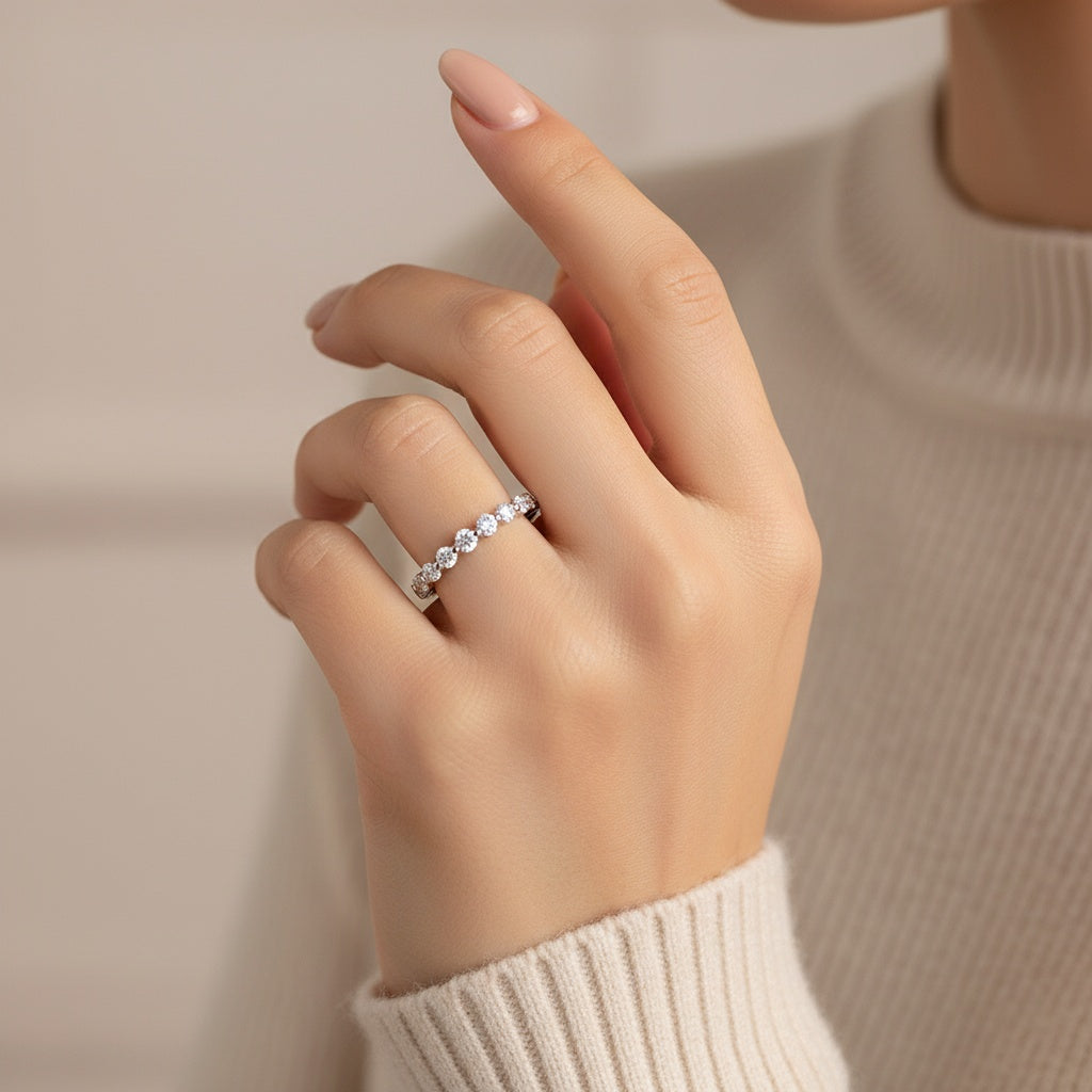 Aurevyn 1.0 Ct～ 1.5 Ct Round Cut White Gold Anniversary Ring