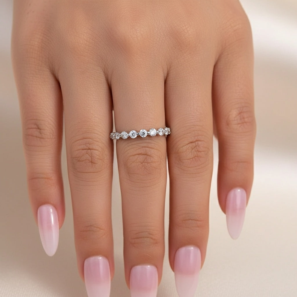 Aurevyn 1.0 Ct～ 1.5 Ct Round Cut White Gold Anniversary Ring